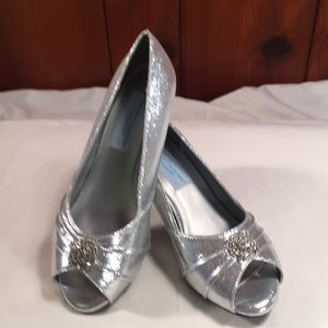 Women’s Dyeable dress heels. Size: 6. Silver